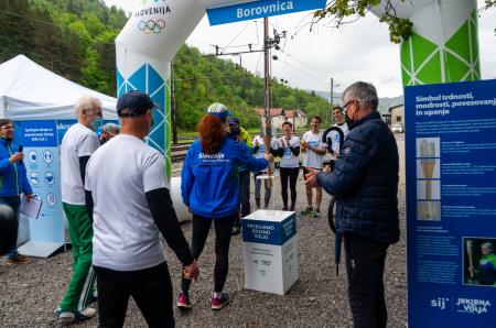 KLJUB KISLEMU VREMENU JE SLOVENSKA OLIMPIJSKA BAKLA V BOROVNICO PRINESLA OLIMPIJSKI ŽAR 7